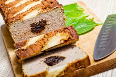 Erik ile doldurulmuş pate