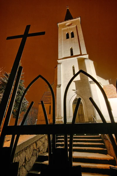 Kostel s dramatickým rudá obloha — Stock fotografie