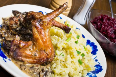 mantar soslu tavşan