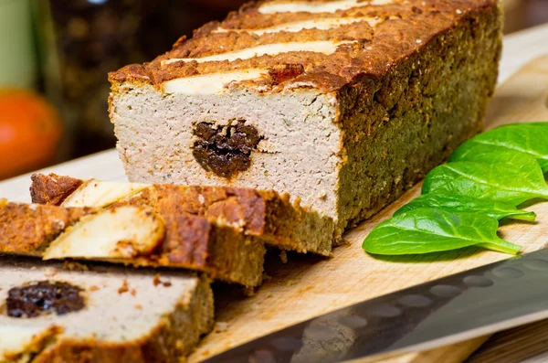 Paté relleno con ciruelas pasas — Foto de Stock