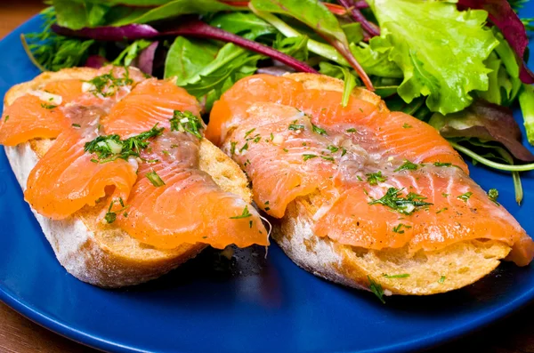 Sanduíche com salmão gravlax — Fotografia de Stock