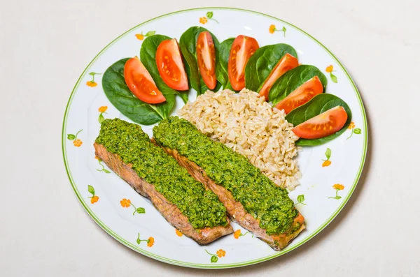 Salmão com pesto — Fotografia de Stock