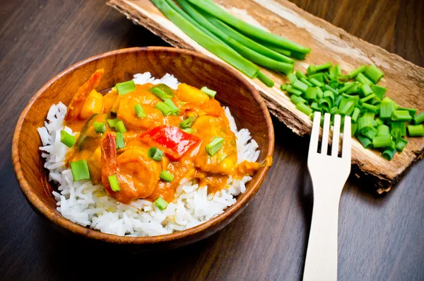 Curry com camarões, legumes e cebolinha — Fotografia de Stock