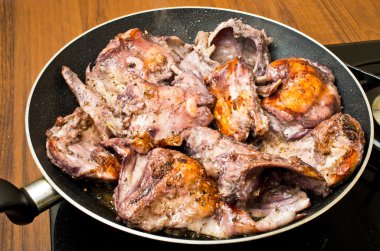 tava üzerinde tavşan parçaları