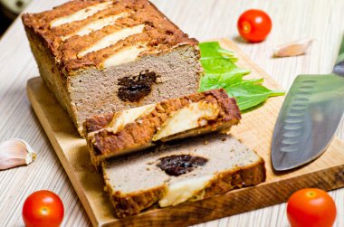 Erik ile doldurulmuş pate