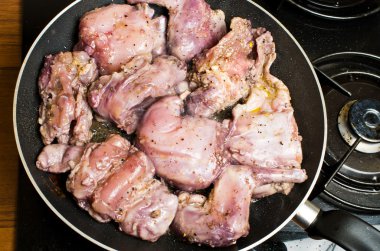 tava üzerinde tavşan parçaları