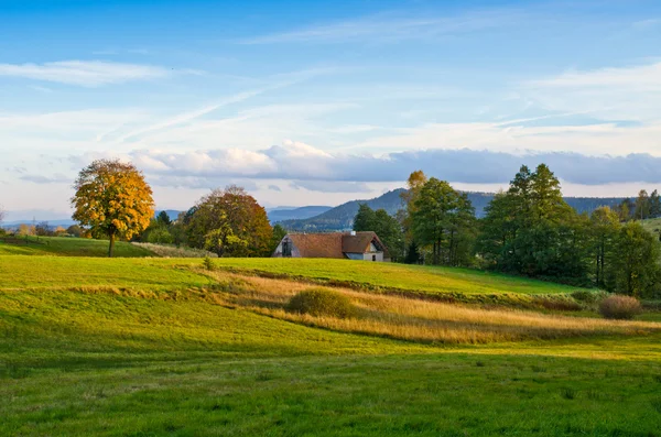 Landschaft mit Haus in den Hügeln — Stockfoto