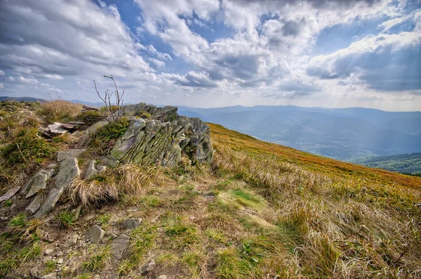 Skály na svahu — Stock fotografie