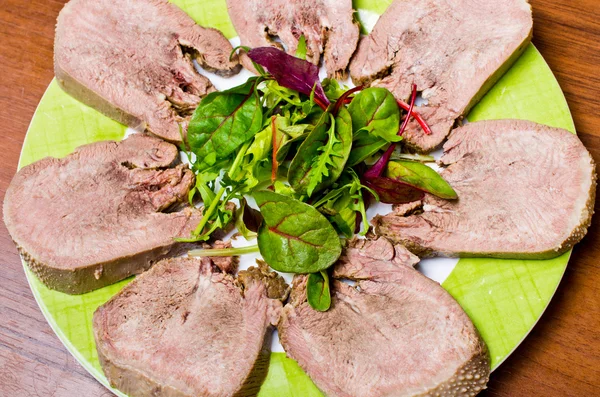 Fatias de língua com salada — Fotografia de Stock