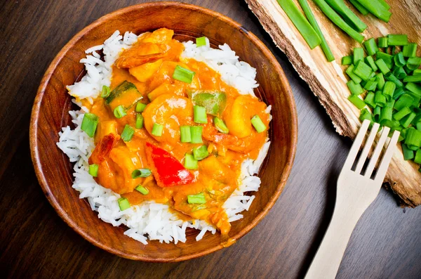 Curry with prawns, vegetables and chives — Stock Photo, Image