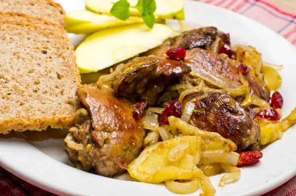 Delicious livers with apple and cranberries — Stock Photo, Image