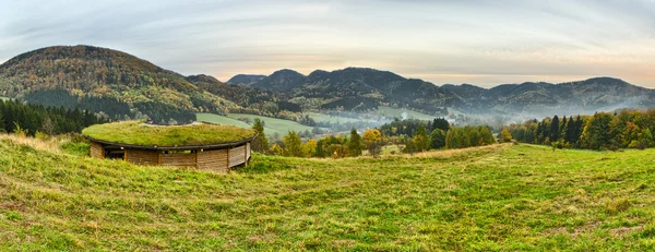 Panorama met een toeristische hut in Sudeten, Polen — Stockfoto