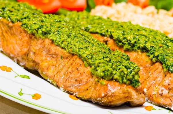 Salmão com pesto — Fotografia de Stock