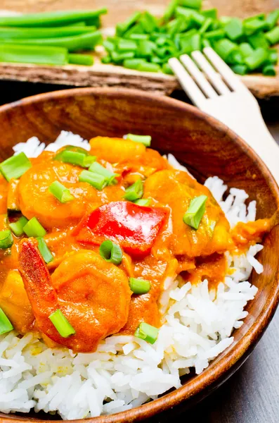 Curry med räkor, grönsaker och gräslök — Stockfoto