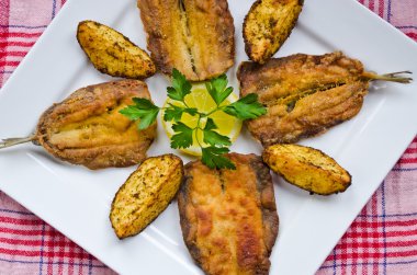 geleneksel kızarmış tane ringa balığı