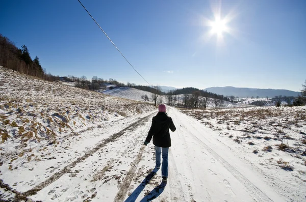 Femme sur le chemin pendant l'hiver — Photo