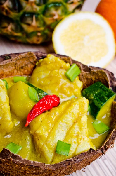 Curry de peixe com batatas e abobrinha — Fotografia de Stock