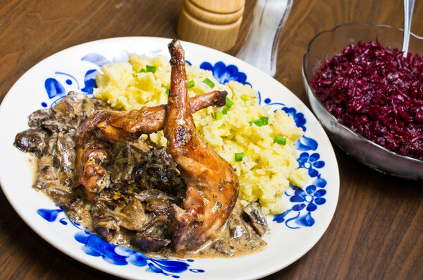 Кролик в грибном соусе
