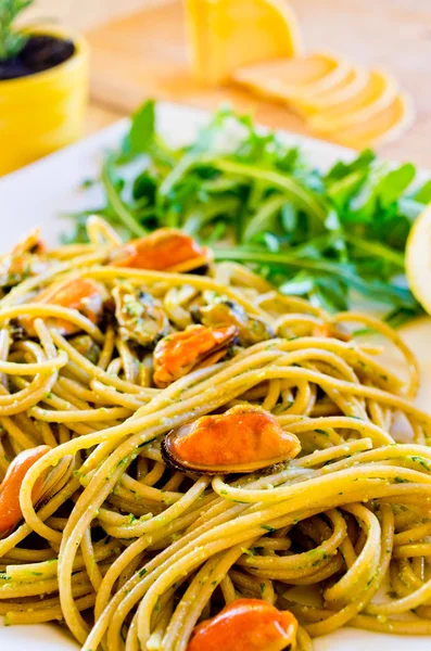 Spaghetti with mussels meat and pesto — Stock Photo, Image