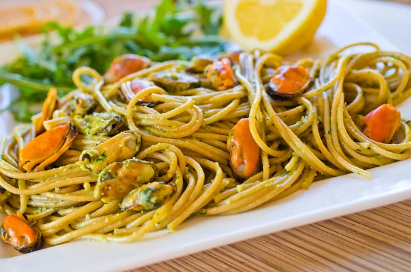 Spaghetti z pesto i małże mięso — Zdjęcie stockowe