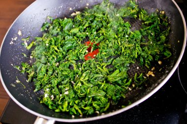 tava üzerinde yeşil sebzeler