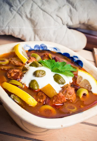 Tradycyjny rosyjski soljanka zupa — Zdjęcie stockowe