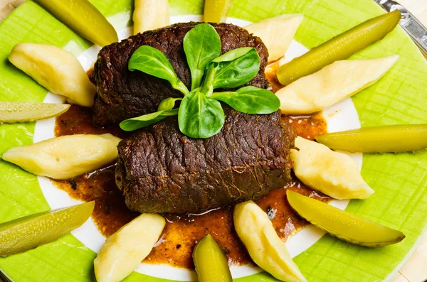 Traditionella nötkött rouladerna — Stockfoto