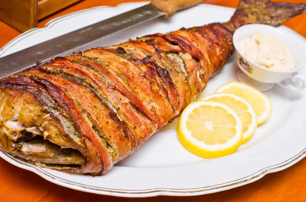 Peixe embrulhado em bacon — Fotografia de Stock