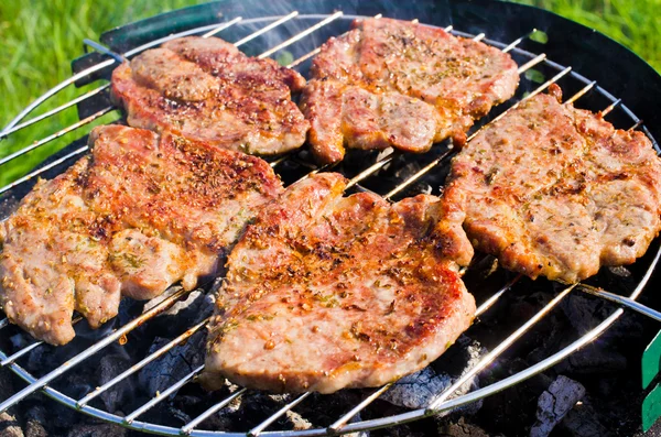 Grillage des steaks sur barbecue — Photo