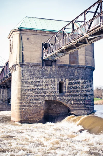 Weir sul fiume — Foto Stock