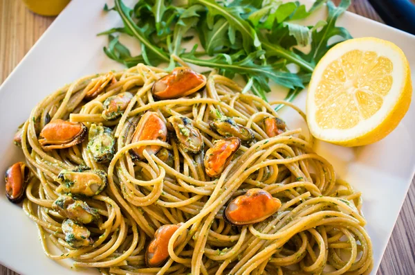 Espaguetis con mejillones, carne y pesto —  Fotos de Stock