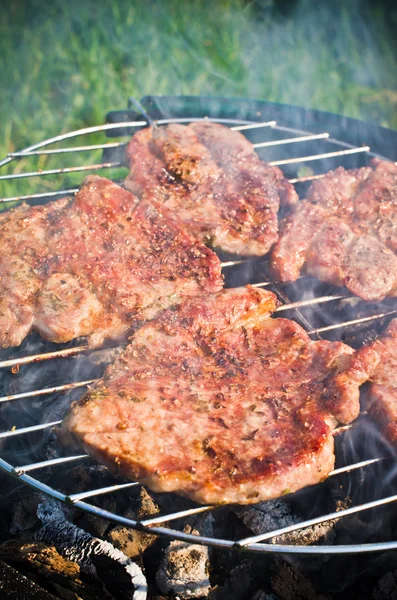 Rostning biffar på bbq — Stockfoto