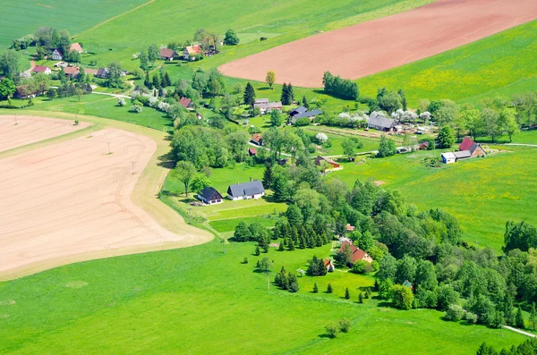 Dorf im landwirtschaftlichen Gelände — Stockfoto