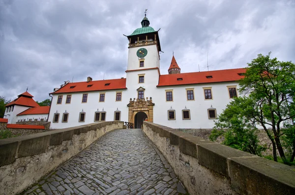 Bouzov slott med dramatisk himmel — Stockfoto