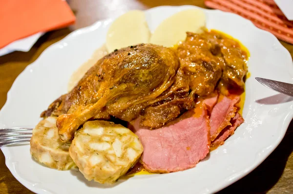 Patos muslo con repollo, jamón ahumado y albóndigas —  Fotos de Stock