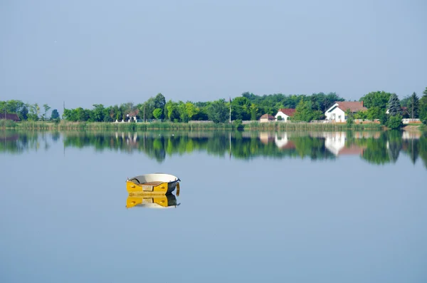 Лодка на спокойной воде — стоковое фото