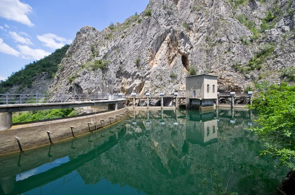 Známá přehrada v canyon matka, Makedonie — Stock fotografie