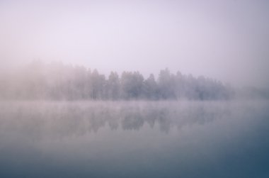 tarafından sis kaplı Gölü