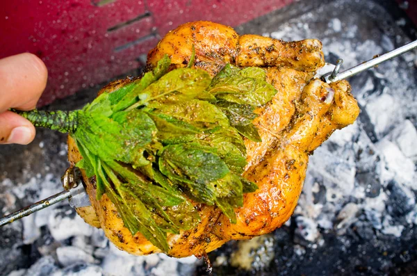 Pollo entero en la parrilla — Foto de Stock