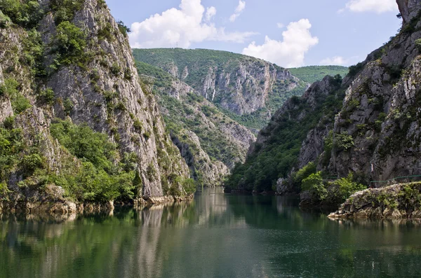 Lake in canyon matka, Macedonië — Stok fotoğraf