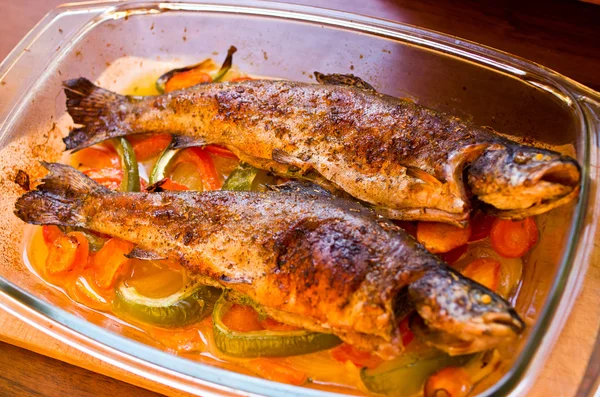 Trouts baked on vegetables — Stock Photo, Image