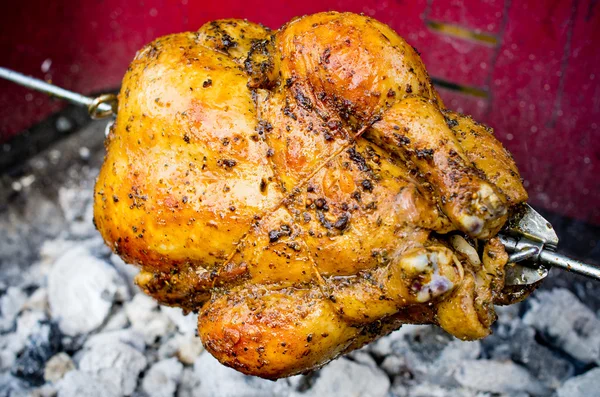 Pollo intero alla griglia — Foto Stock