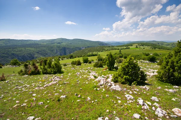 Балканские холмы, покрытые скалами — стоковое фото