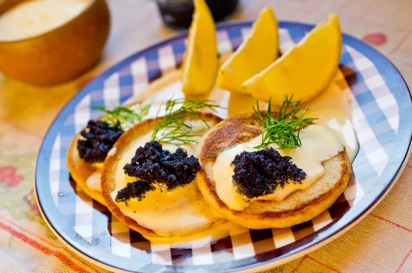 Panquecas de fagópiro russas "blini" com caviar — Fotografia de Stock