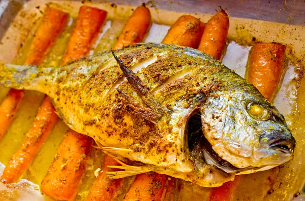 Dorada con curry sobre zanahorias de estilo oriental — Foto de Stock