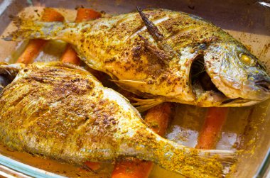 Körili havuç oryantal tarzı üzerinde ile dorade