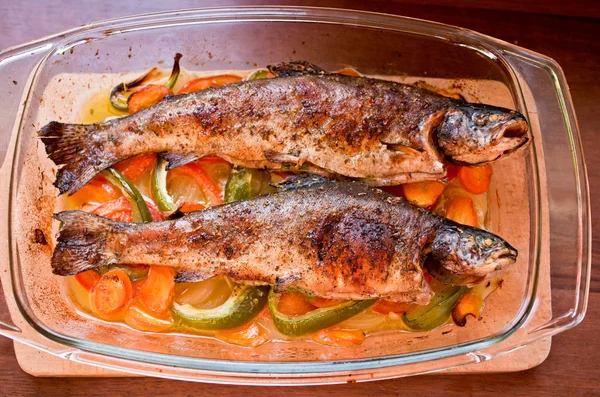 Trouts baked on vegetables — Stock Photo, Image
