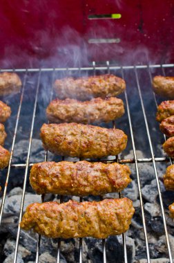 cevapi Barbekü üzerinde