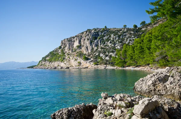 Schöner strand an der kroatischen meerküste, makarska — Stockfoto