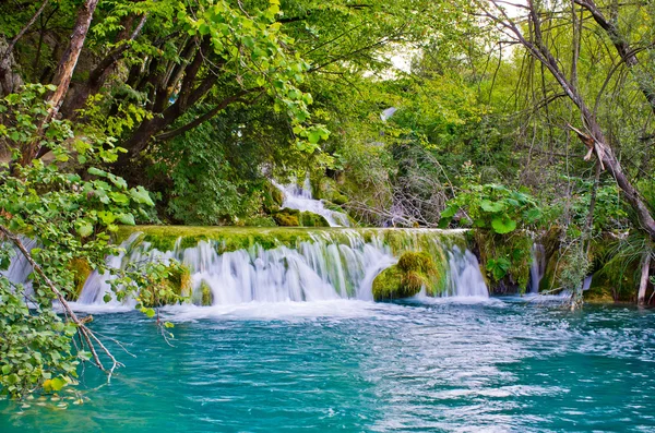 Cachoeira em Plitvice Lakes park, Croácia — Fotografia de Stock